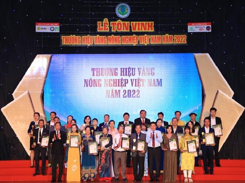 Đại diện Công ty TNHH Daisy International, thôn Tu Poh, xã Đạ Chais, huyện Lạc Dương, tỉnh Lâm Đồng (Hàng đầu, thứ hai bên phải) trên bục tôn vinh Thương hiệu Vàng nông nghiệp Việt Nam năm 2022