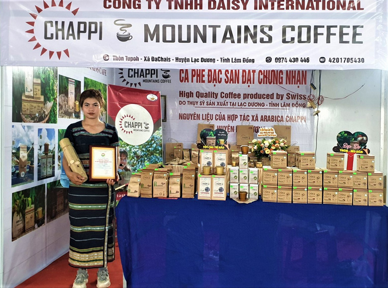 Bộ sản phẩm cà phê Chappi Mountains của Công ty TNHH Daisy International (huyện Lạc Dương) là 1 trong 10 sản phẩm công nghiệp nông thôn tiêu biểu khu vực miền Trung - Tây Nguyên năm 2022 của tỉnh Lâm Đồng được Cục Công thương địa phương, Bộ Công thương cấp chứng nhận